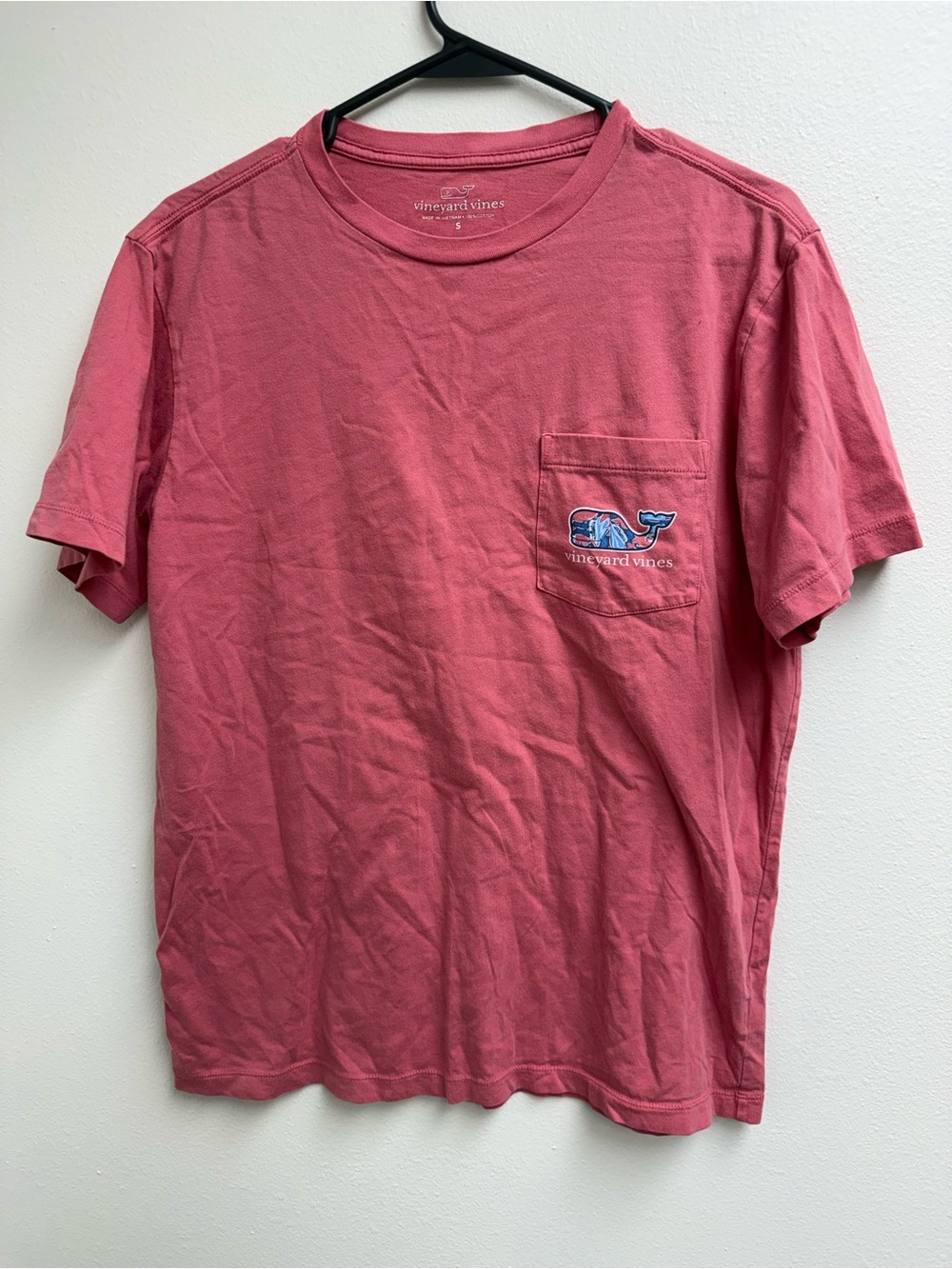 Vineyard Vines Men’s Pocket Tee in Coral